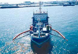 舷側設置式(げんそくせっちしき) 油回収装置